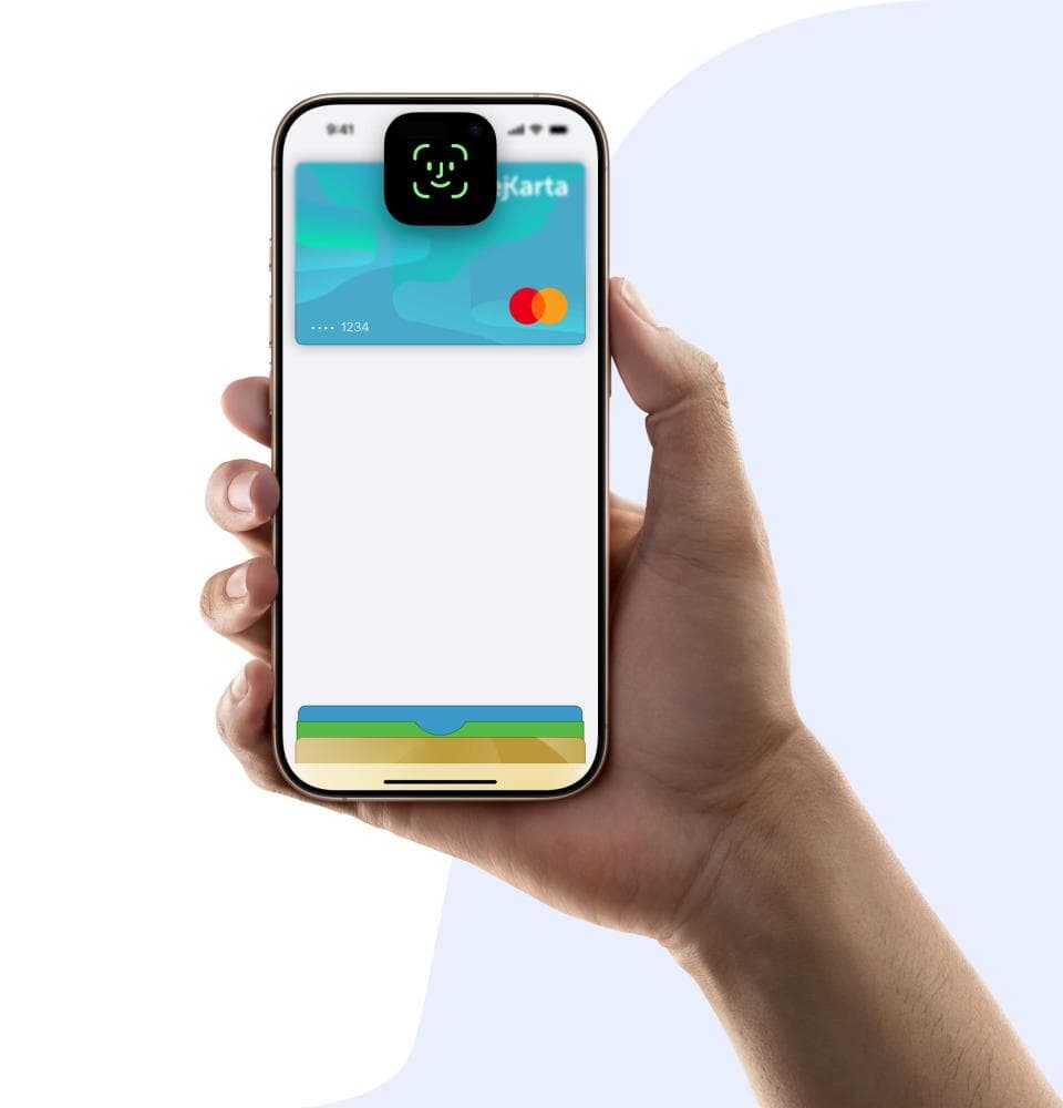 Dłoń trzymająca smartfona z wyświetloną cyfrową kartą „PejKarta” Mastercard na ekranie. Tło ekranu jest białe, bez dodatkowych elementów, co sugeruje gotowość do płatności zbliżeniowej.
